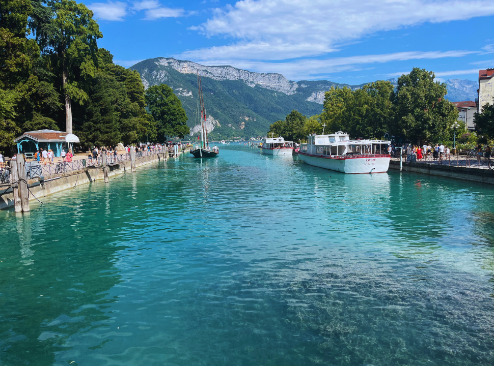 boats and quays at the big park of Annecy