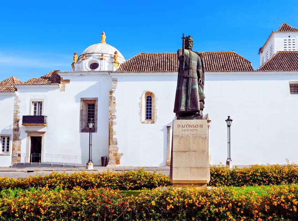 main musuem with statue in faro portugal