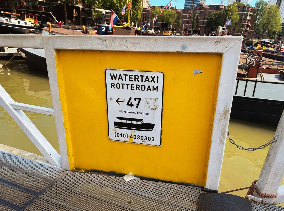 sign with Watertaxi Rotterdam number 46 pointing towards the pick up point