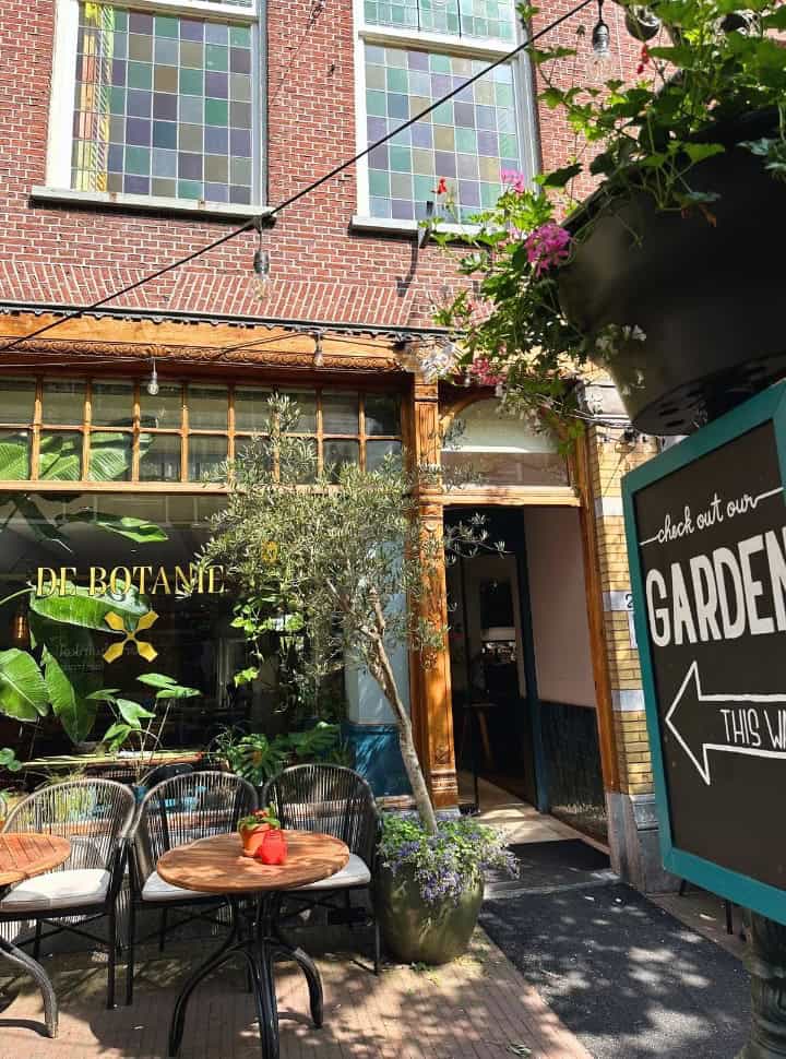 the front of the restaurant de botanie, lcoated in an old building in delft