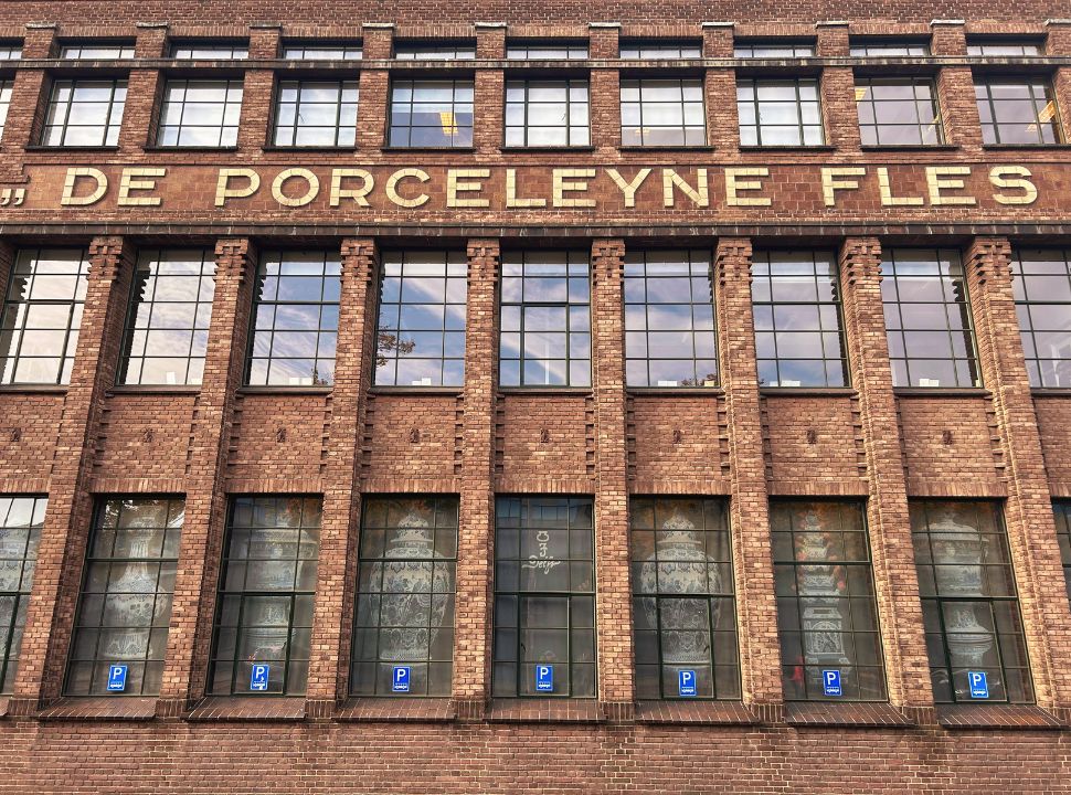 old factory building in delft with the name 'de porcelyne fles' (the porcelain bottle) on the facade