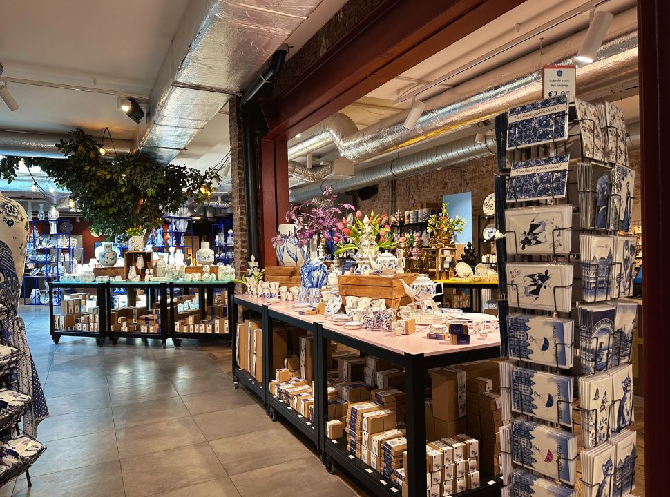 heinen delft blue store with all kinds of delft blue products such as postcards, teapots, cups and saucer, vases and so on