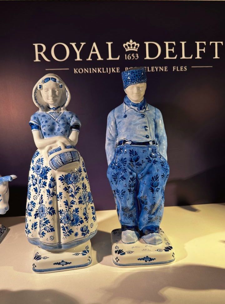 delft blue porcelain statues of a dutch famers couple