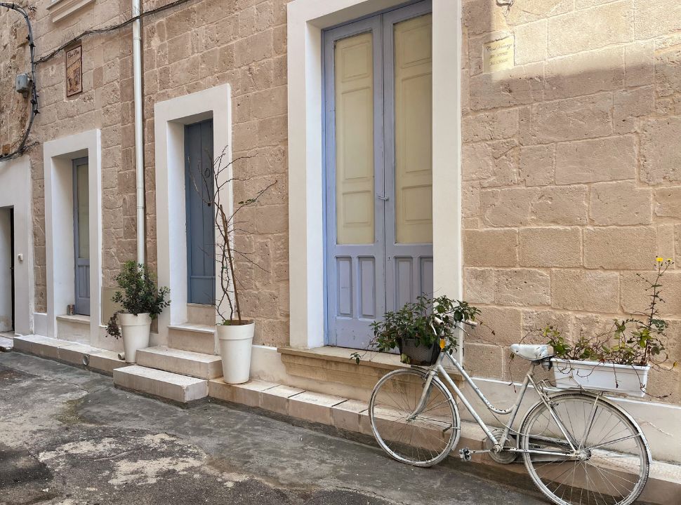 entrance to an accommodation with a bicycle parked in front as decoration in campomarino Puglia italy