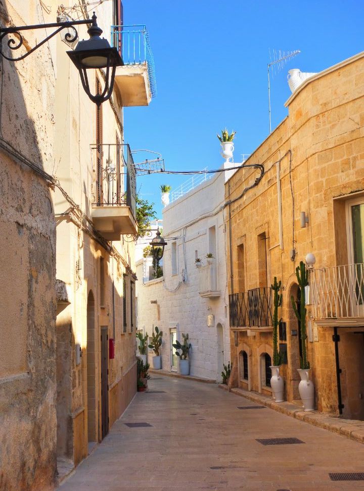 typical narrow streets in Monopoli Puglia