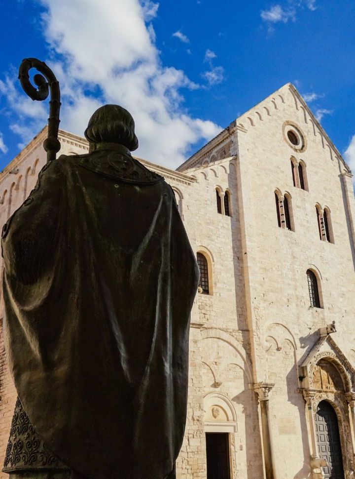 statue of Saint Nicholas facing the basilic