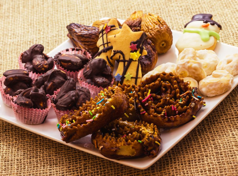 a plate filled with typical christmast sweet from Puglia