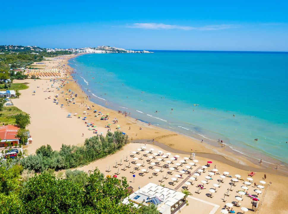 long stretched beach with sun loungers and beach restaurants in the north of puglia