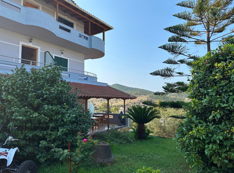 accommodation with garden and balcony at Ksamil