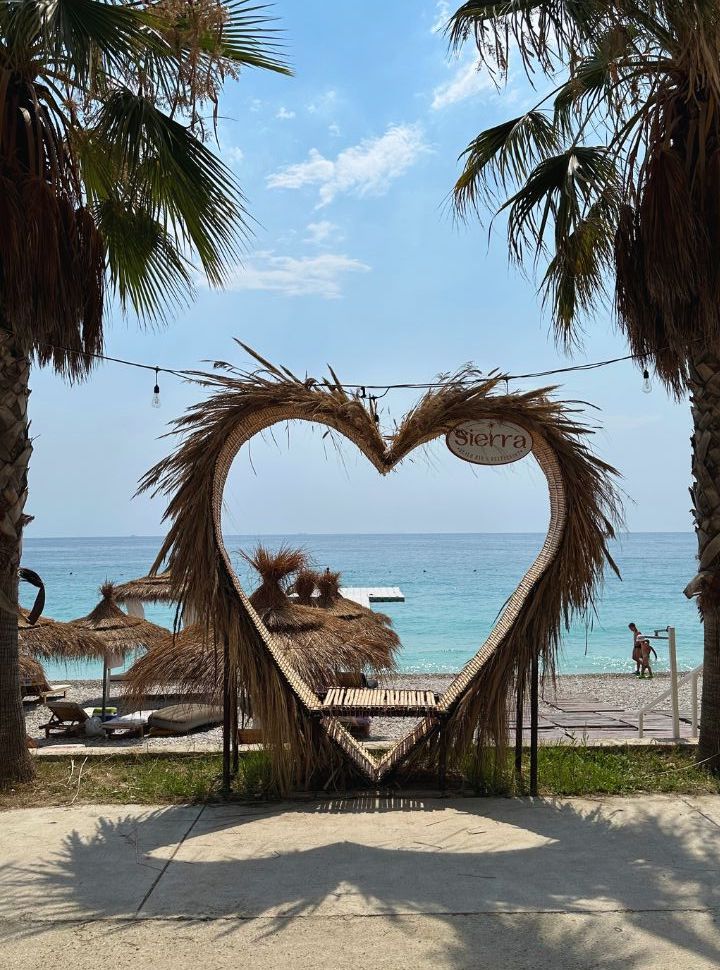 bench with a heart frame where people can sit to take a picture of the beautiful Borsch beach Albania