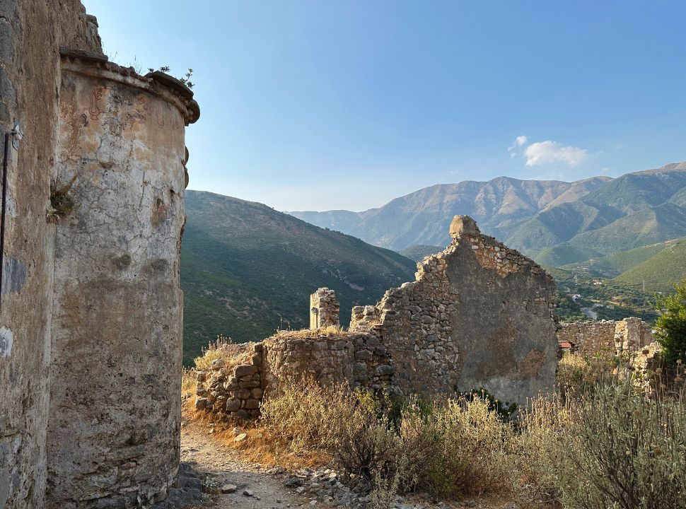 remains of a castle with in the back a mountain range at the Albanian Riviera