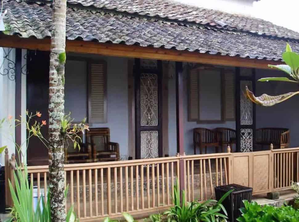 a old colonial building converted into a homestay with a nice verandah in Munduk